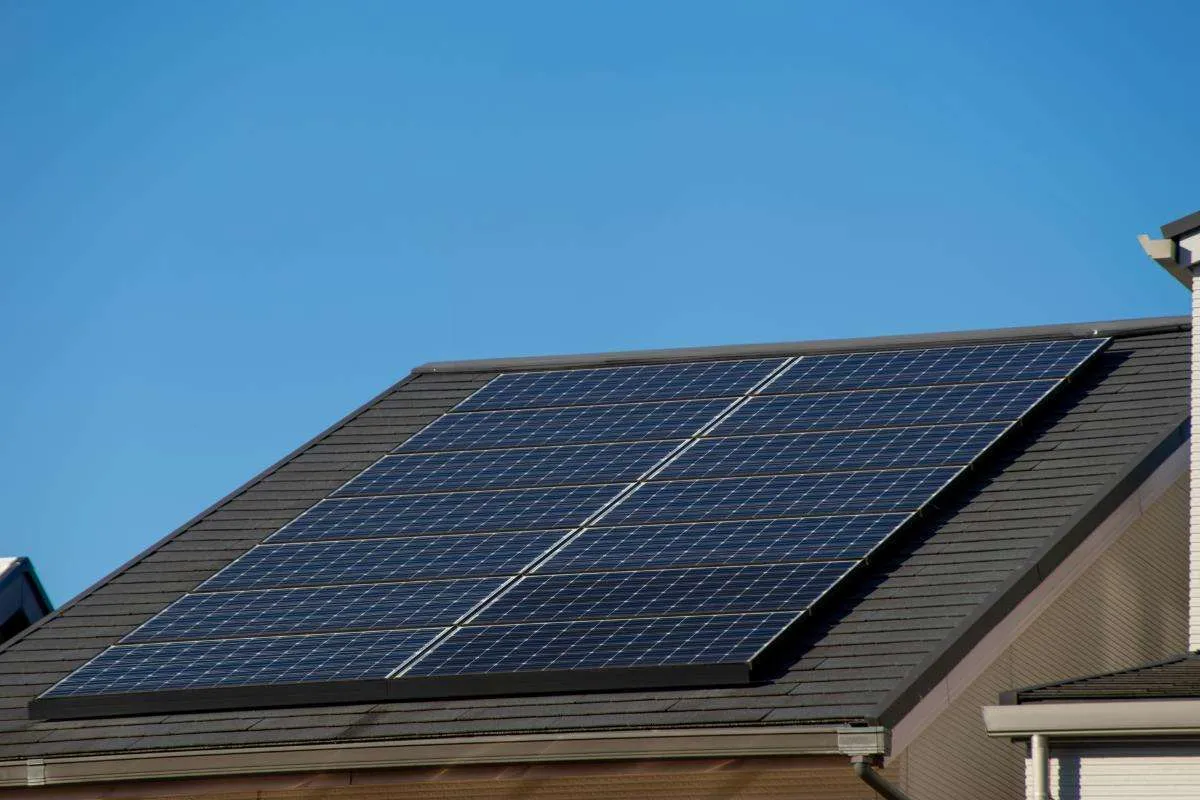 屋根のリフォームで費用を抑える方法！カバー工法や補助金の活用で賢く施工